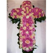 Croix de fleurs pour deuil en roses pastels