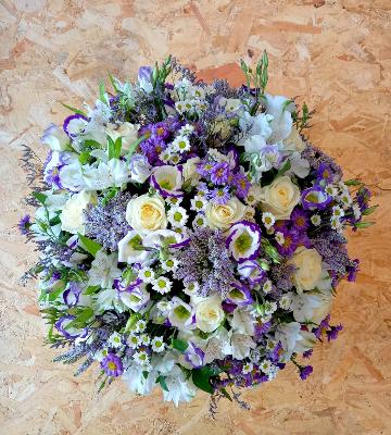 Corbeille de fleurs violettes et fleurs blanches
