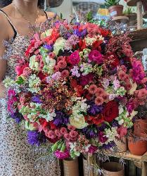 bouquet de fleurs rouges et violettes